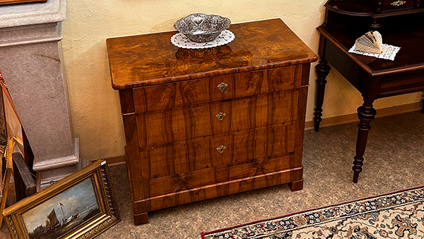 Biedermeier Kommode Nußbaum furniert um 1840